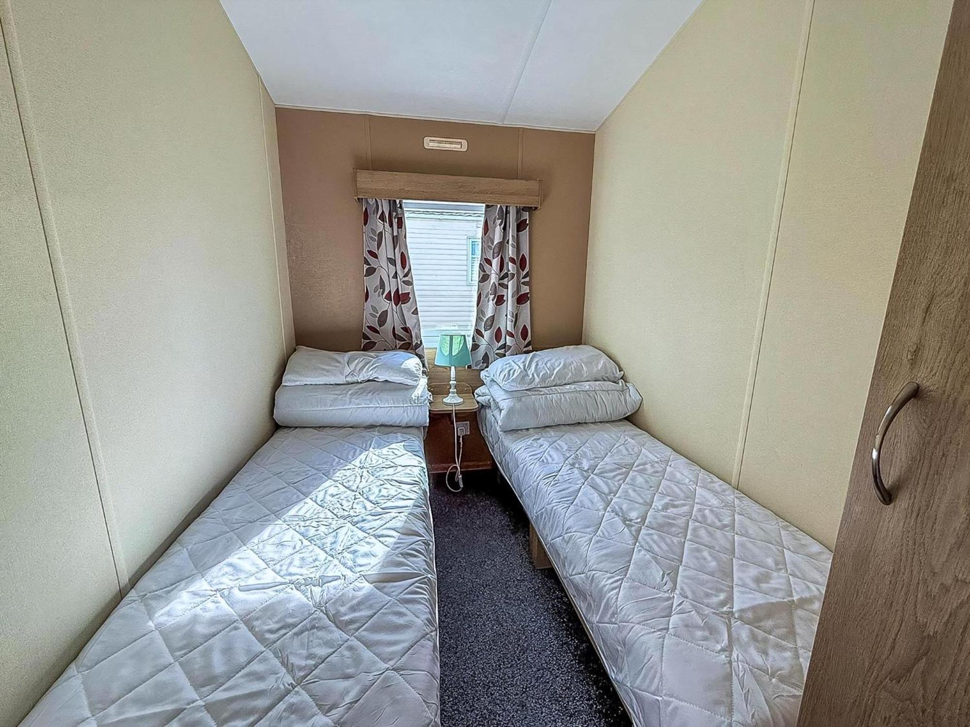Lovely 6 Berth Caravan At Sunnydale Holiday Park Ref 35375S Louth  Exterior photo